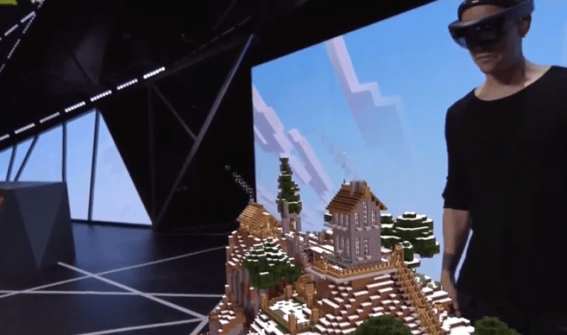 Microsoft presenta l’interazione tra HoloLens e Minecraft